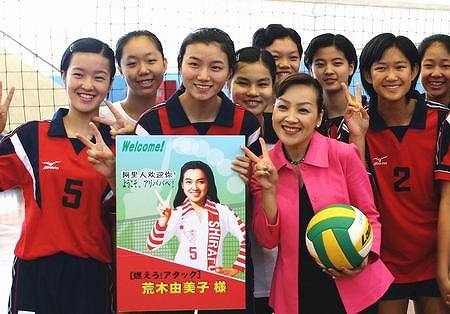 中国のバレーボール少女たちと一緒に撮影した荒木由美子さん