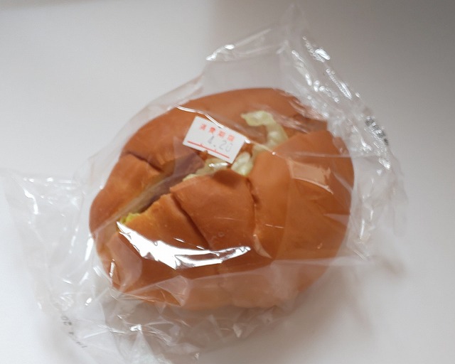 富士食品パン工場直売所のコロッケバーガー