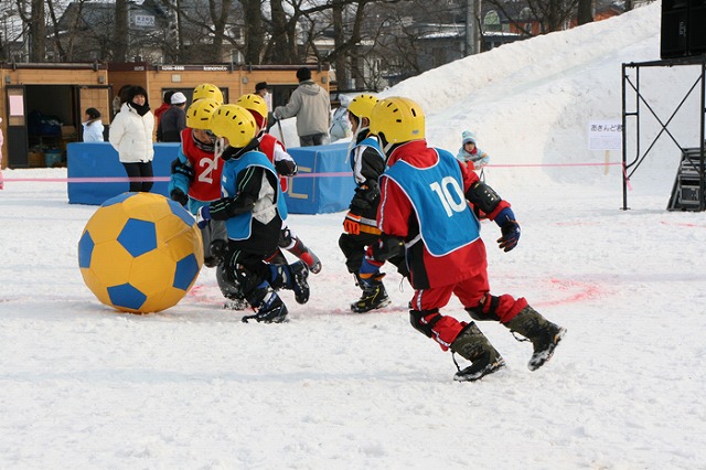 ジャンボサッカーをプレイする小学生たち　なかしべつ冬まつり（ジャンボサッカー）から引用