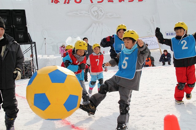 ジャンボサッカーをプレイする小学生たち　なかしべつ冬まつり（ジャンボサッカー）から引用