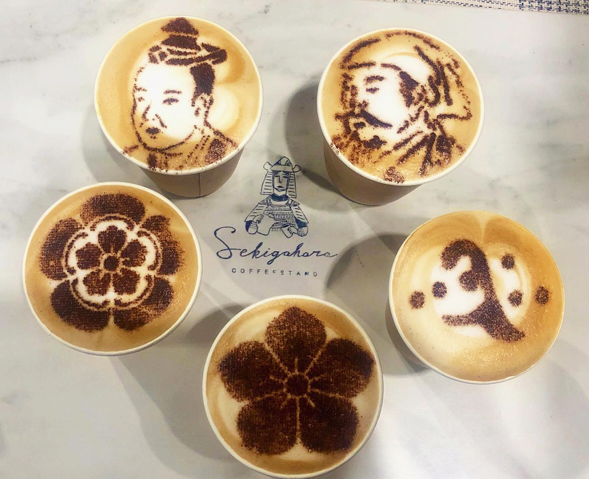 家紋ラテ 左上は明智光秀ラテ 関ケ原CoffeeStand　@sekigaharacoffeestand　公式FACEBOOKから引用